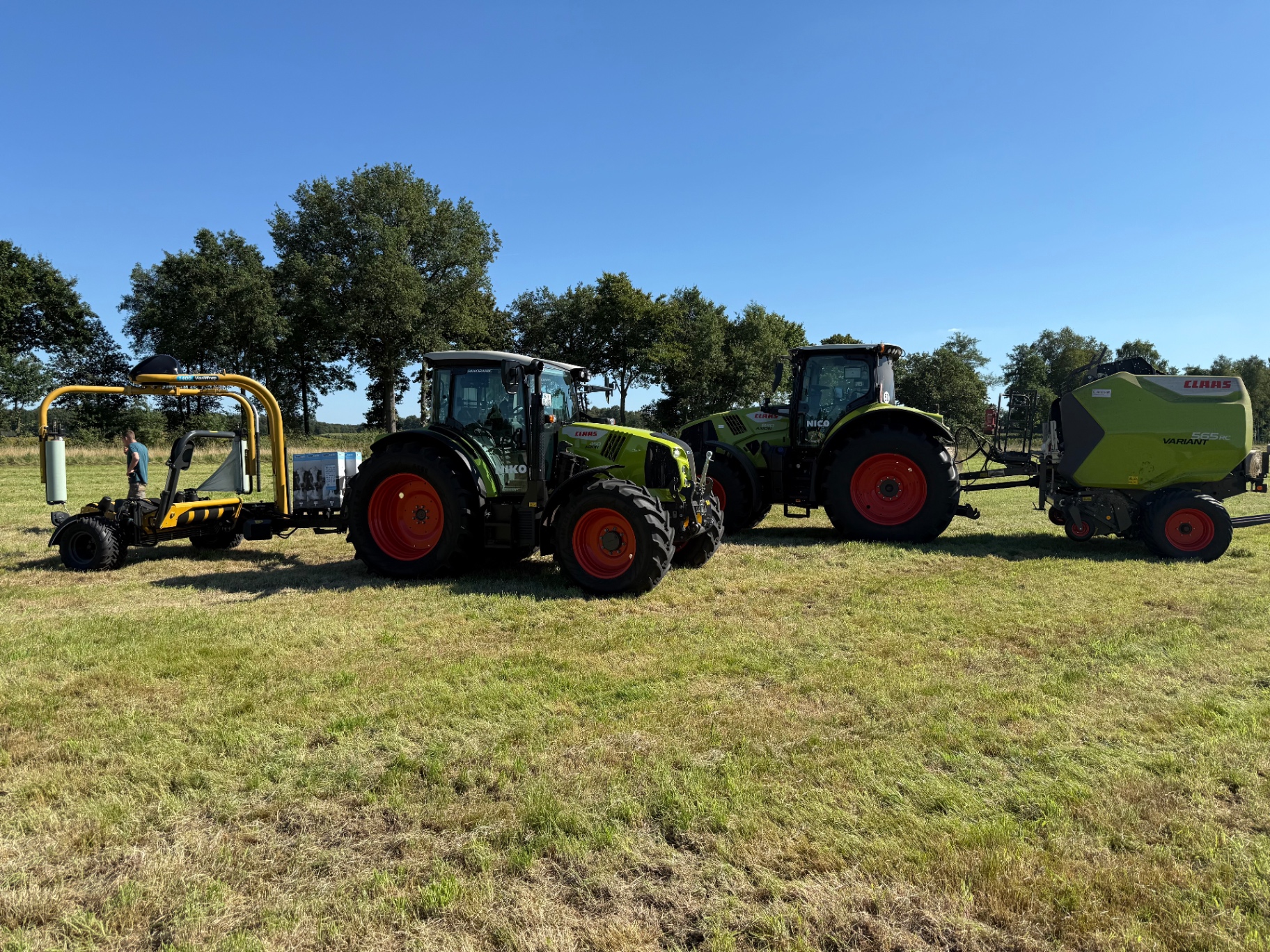 Claas Traktoren mit Presswickelkombination auf dem Feld
